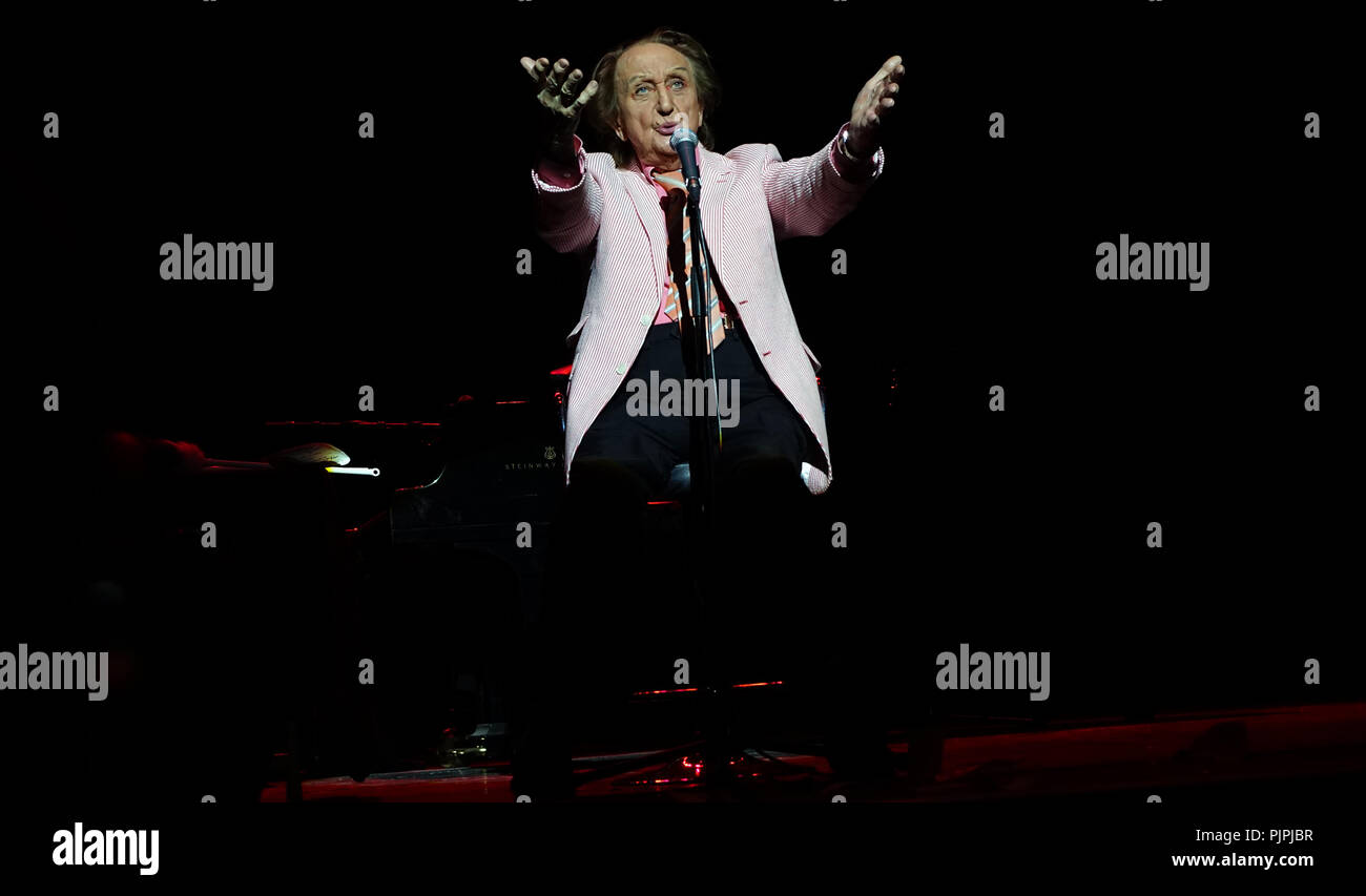 Sir Ken Dodd apparaissant au Venue Cymru, Llandudno, août 2016. Banque D'Images