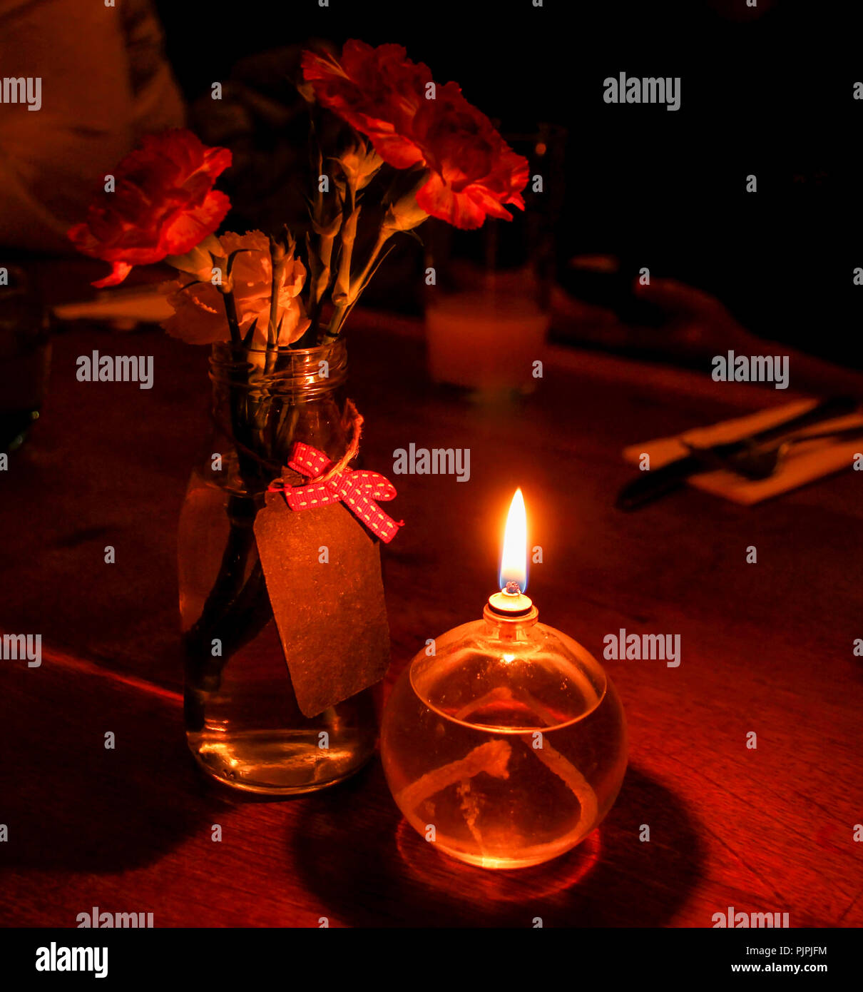 Dîner romantique aux chandelles avec message vide tag Banque D'Images