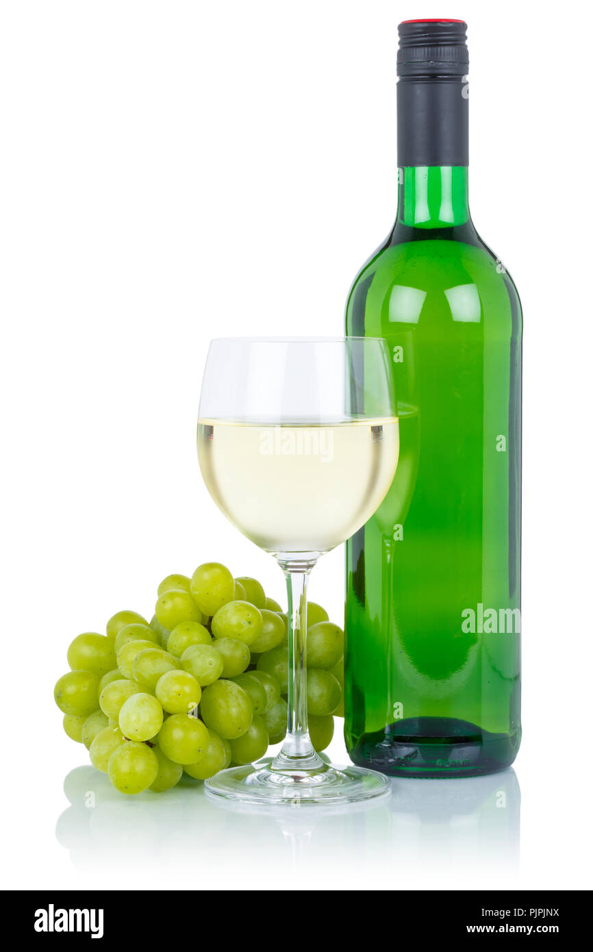 Bouteille de vin de raisins verts de boissons alcoolisées en verre isolé sur fond blanc Banque D'Images