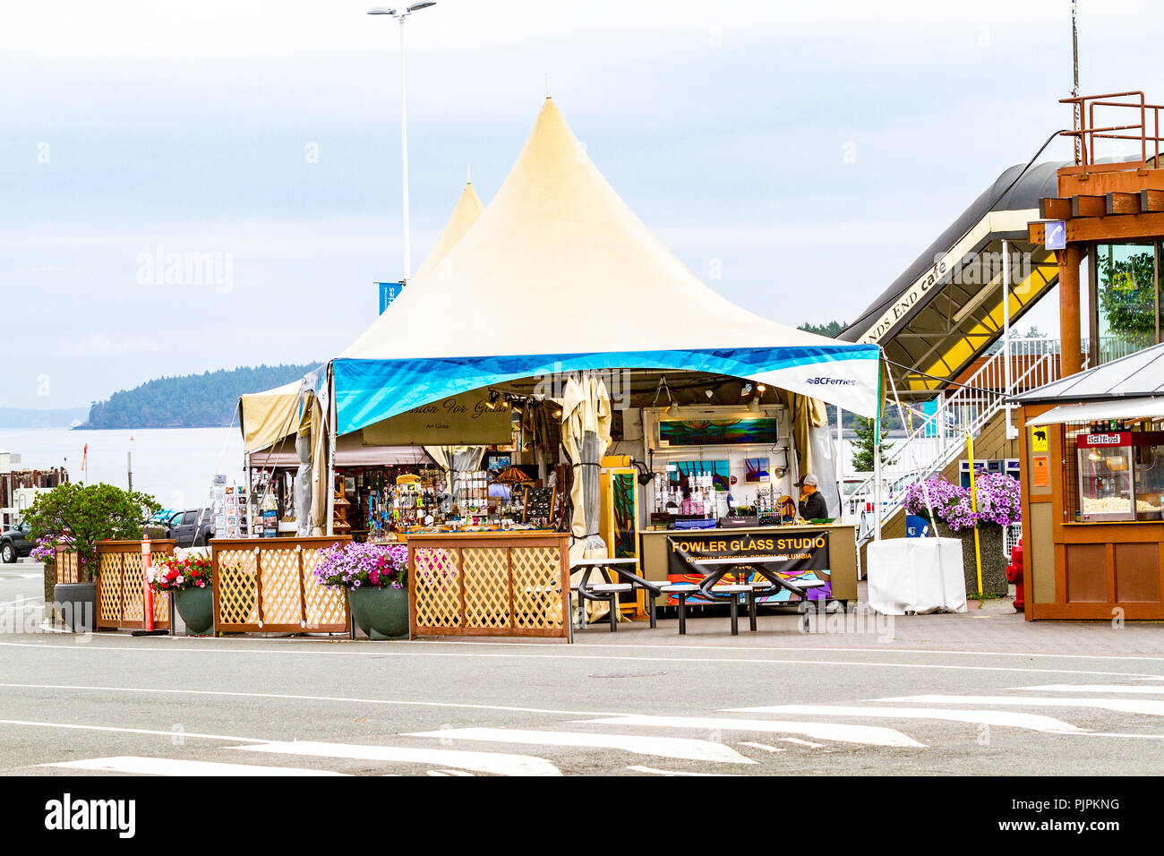 La préparation et l'équitation sur le ferry entre Schwartz Bay de l'île de Vancouver et la Colombie-Britannique Canada Tsaawasen Banque D'Images