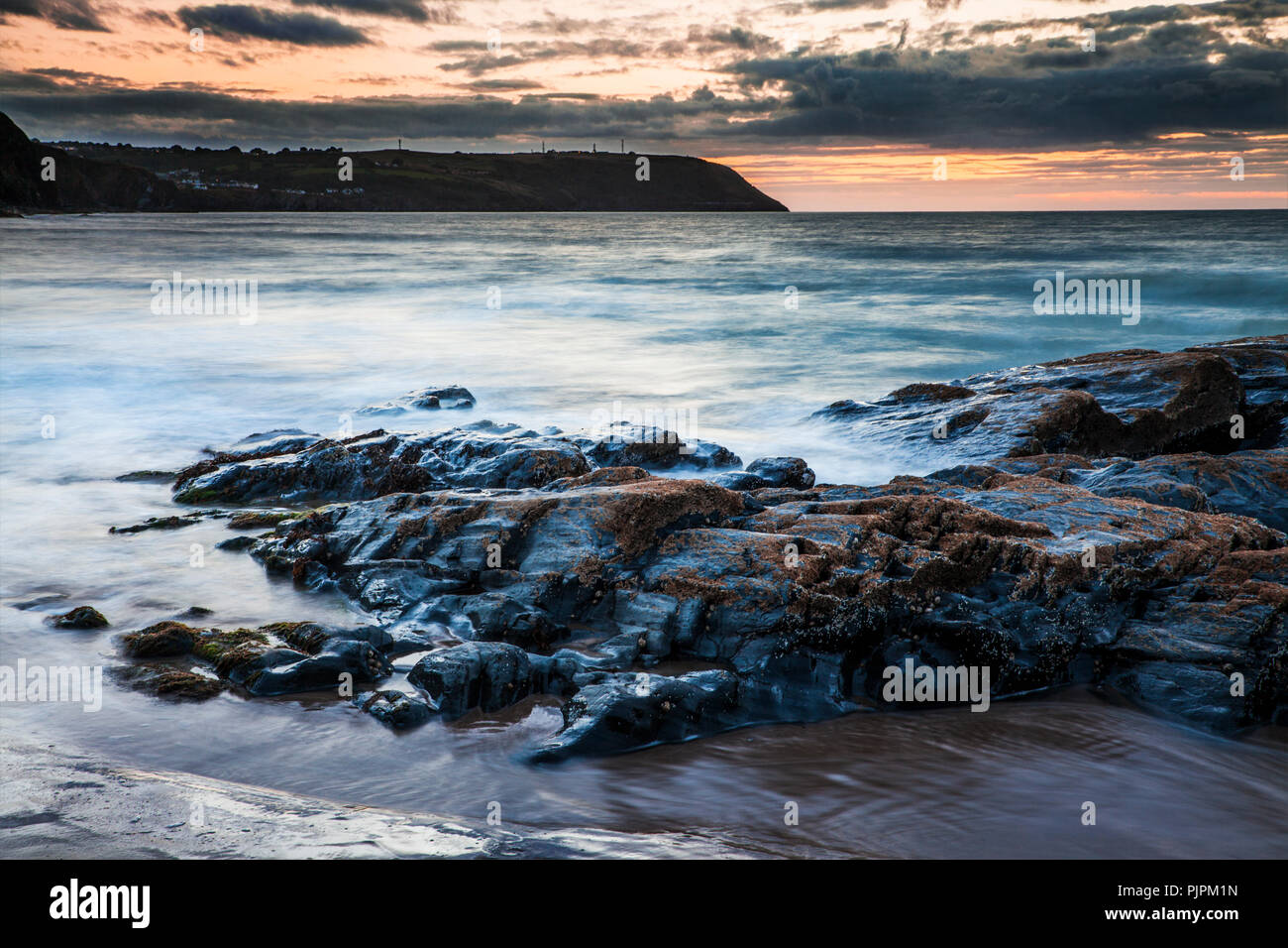 Coucher de soleil sur la plage à Tresaith dans Ceredigion, pays de Galles, à l'égard Aberporth. Banque D'Images