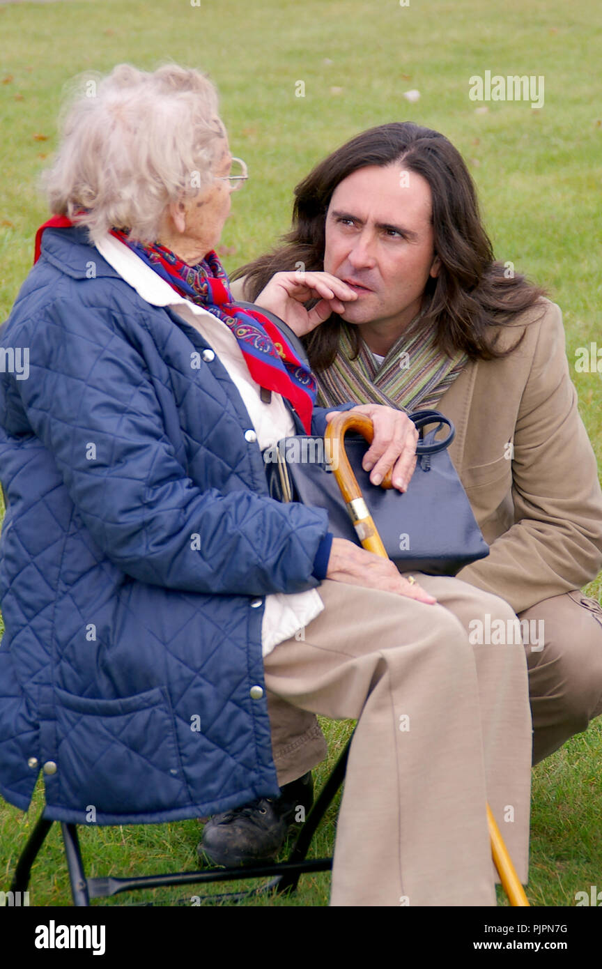 Neil Oliver, présentatrice TV, avec Seconde Guerre mondiale Air Transport Auxiliary femme pilote ATA à Duxford Banque D'Images