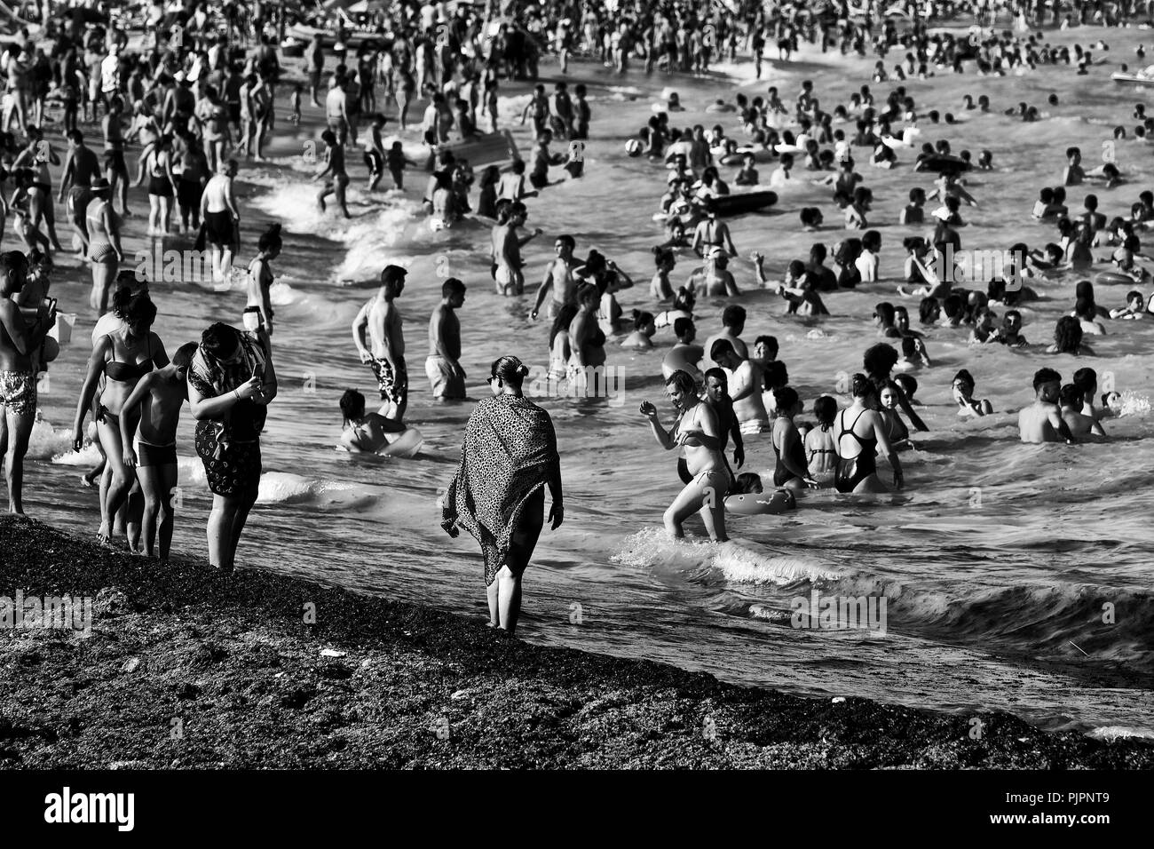 COSTINESTI, Roumanie - 30 août 2018. Foule de touristes sur la rive de la mer Noire, à Costinesti resort. La Roumanie. Banque D'Images