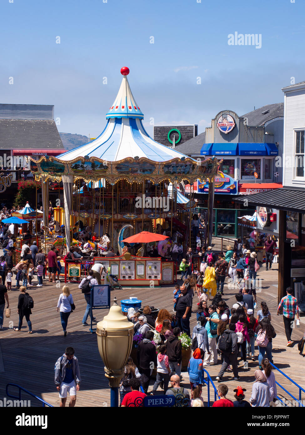 Foule de gens au Pier 39 à San Francisco Banque D'Images