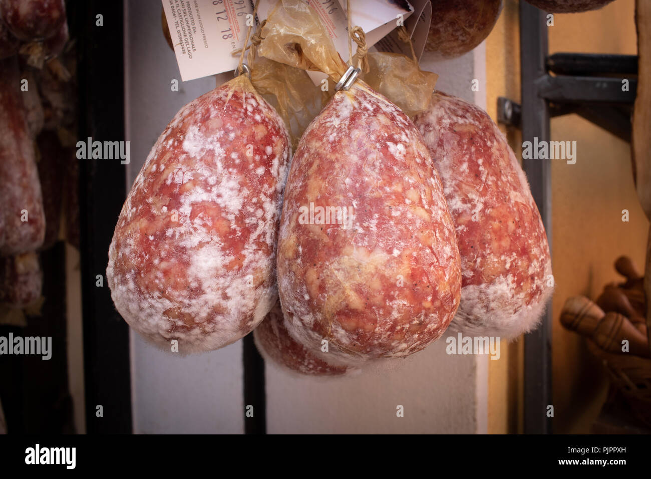 Salami traditionnelle ombrienne faite avec de la viande de l'âne dans une boucherie en Ombrie Banque D'Images