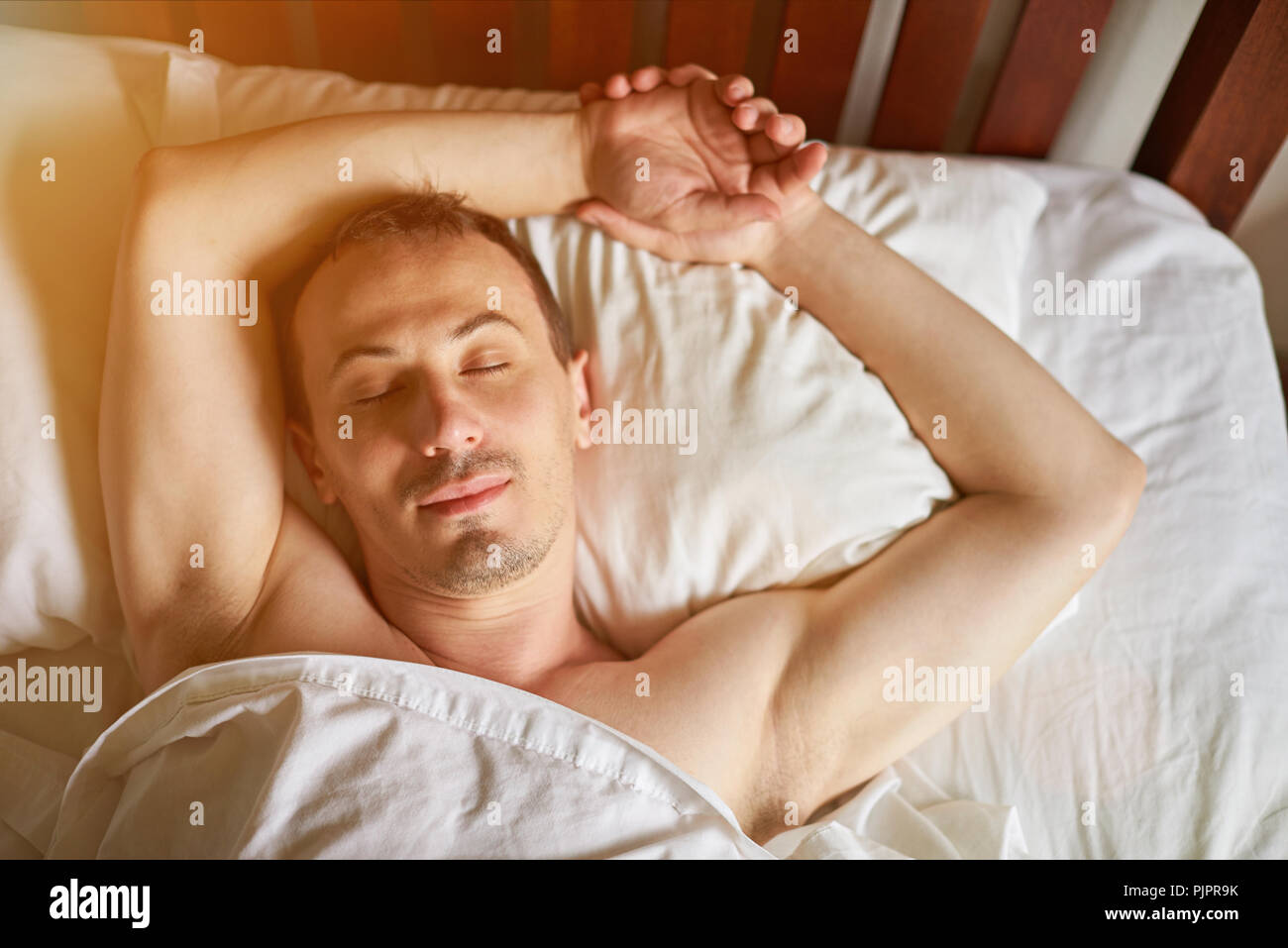 L'homme ont bon rêve quand il dort au lit Banque D'Images