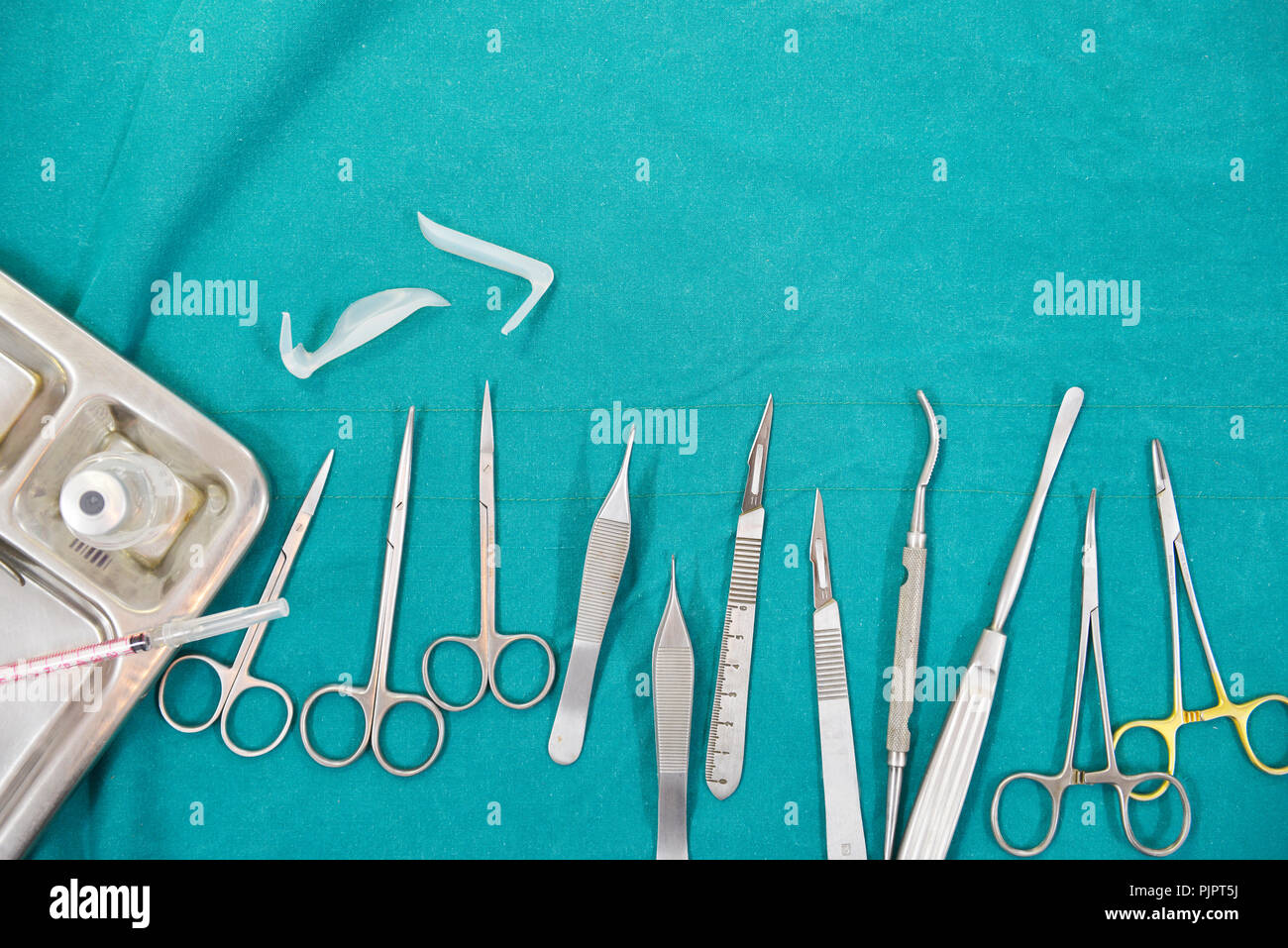 Les instruments chirurgicaux, silicone implant nasal en silicone et les implants de menton en salle d'opération. Banque D'Images