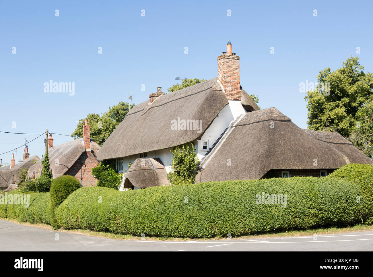 Maisons de village de chaume attrayante à Wilcot, Vale Pewsey, Wiltshire, England, UK Banque D'Images