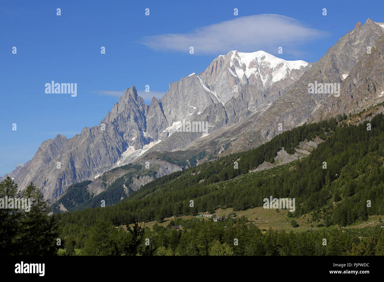 Massif du Mont Blanc et bleu ciel. Val Ferret à Courmayeur Banque D'Images
