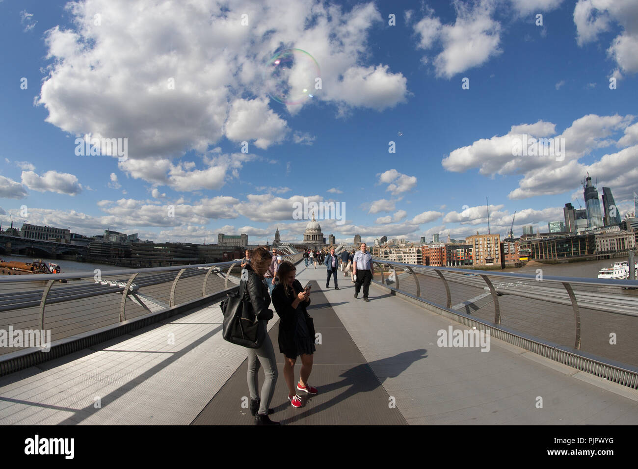 Millennium Bridge River Thames London Banque D'Images