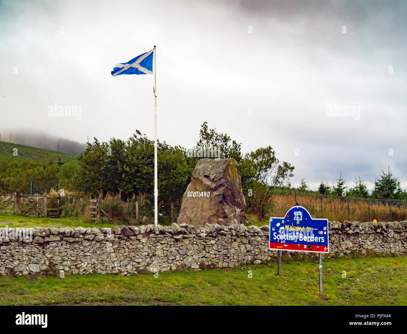 Bienvenue à Scottish Borders panneau routier avec l'Écosse et un sautoir drapeau sur un jour de pluie sur la route A68, à la frontière entre l'Angleterre et l'Écosse au Ca Banque D'Images