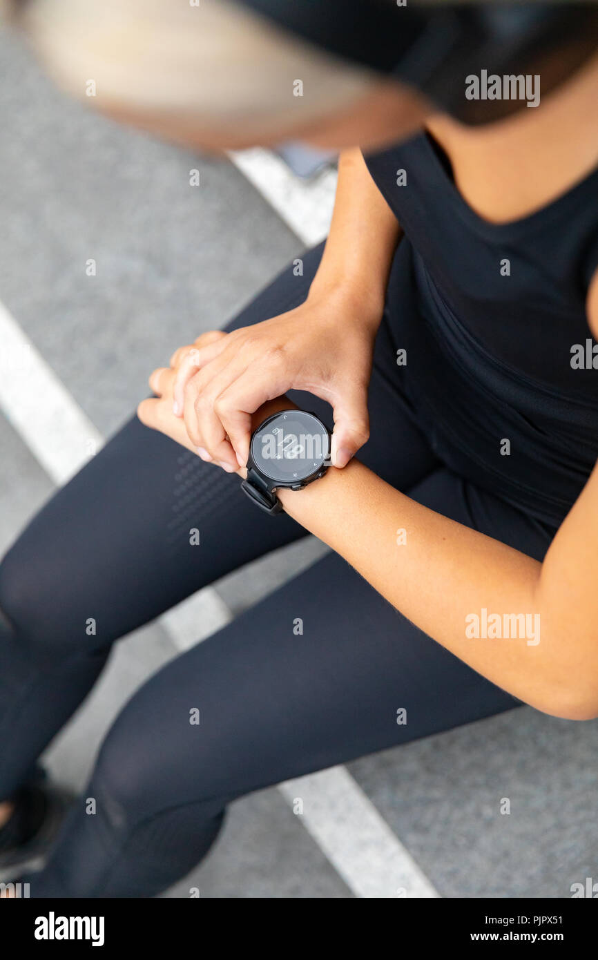 Close-up of woman using smart watch remise en forme avant l'exécution de l'appareil Banque D'Images