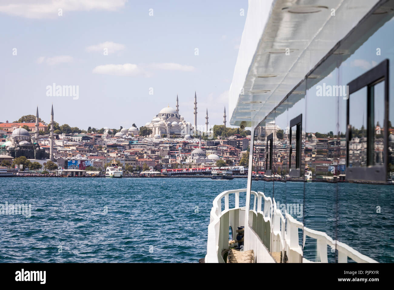 ISTANBUL, TURQUIE - 20 août 2018 : les navires à passagers et des réflexions dans le golfe de la Corne d'or à Istanbul, Turquie. Banque D'Images