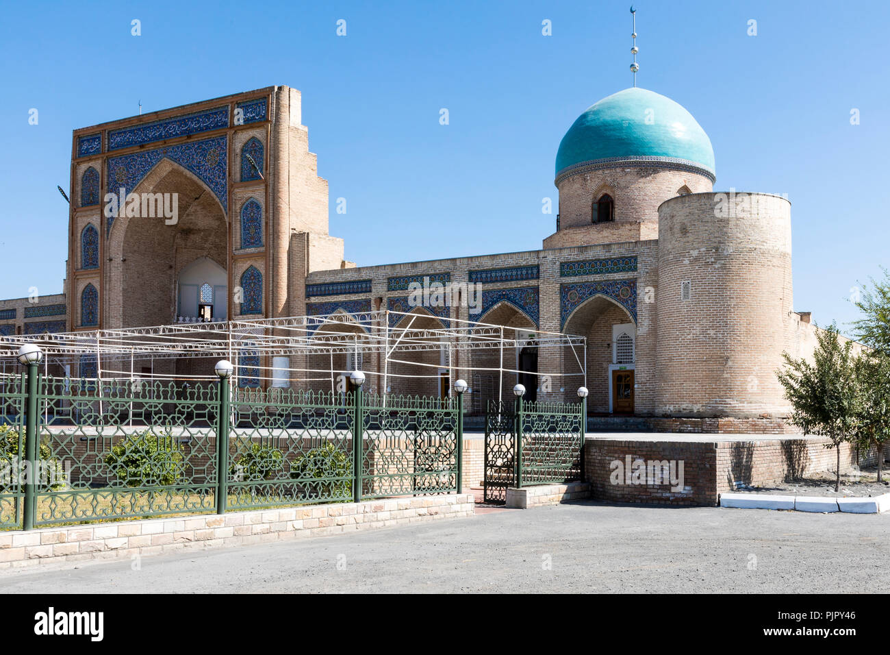 La façade de l'Norbut-biy Madrasah de Kokand, Ouzbékistan. Banque D'Images
