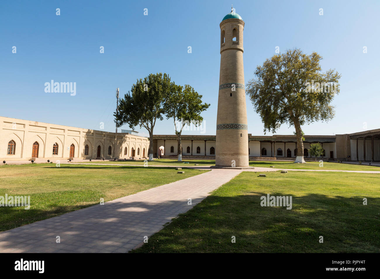 L'ensemble architectural de la mosquée Jami (vendredi) comprend le minaret au milieu du jardin de Kokand. Banque D'Images