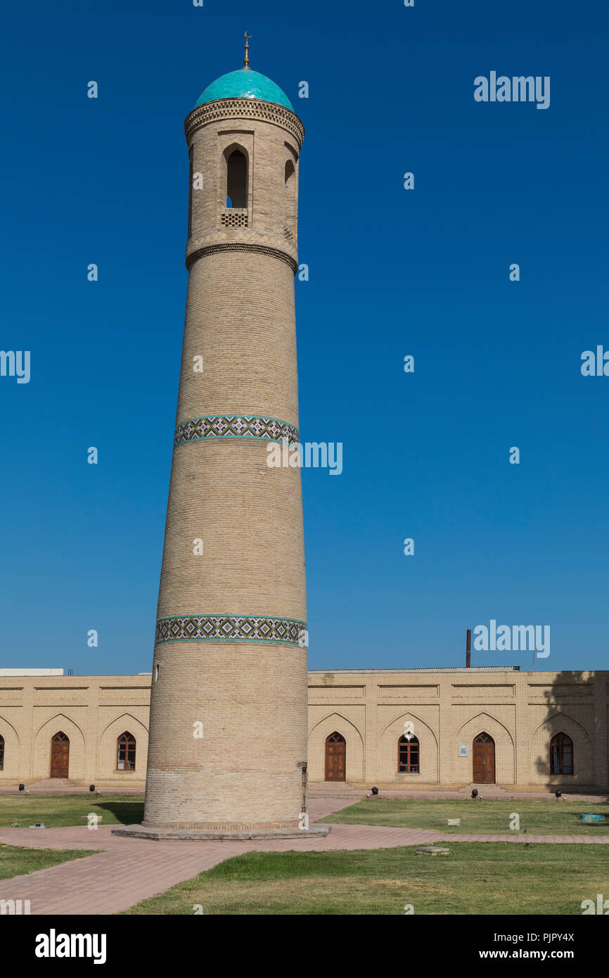 L'ensemble architectural de la mosquée Jami (vendredi) comprend le minaret au milieu du jardin de Kokand. Banque D'Images