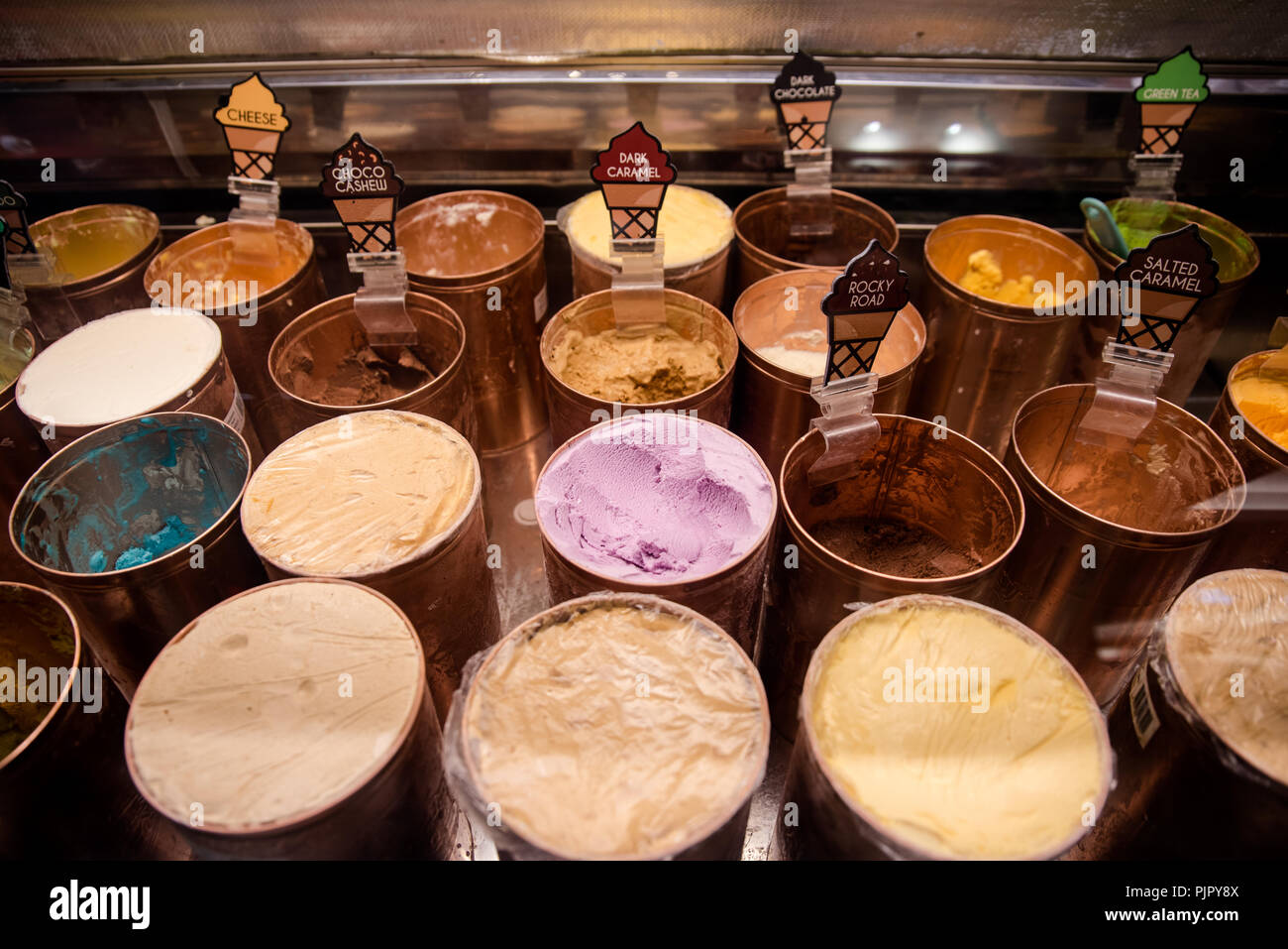 Beaucoup de glace dans différentes saveurs dans le peuvent. Banque D'Images