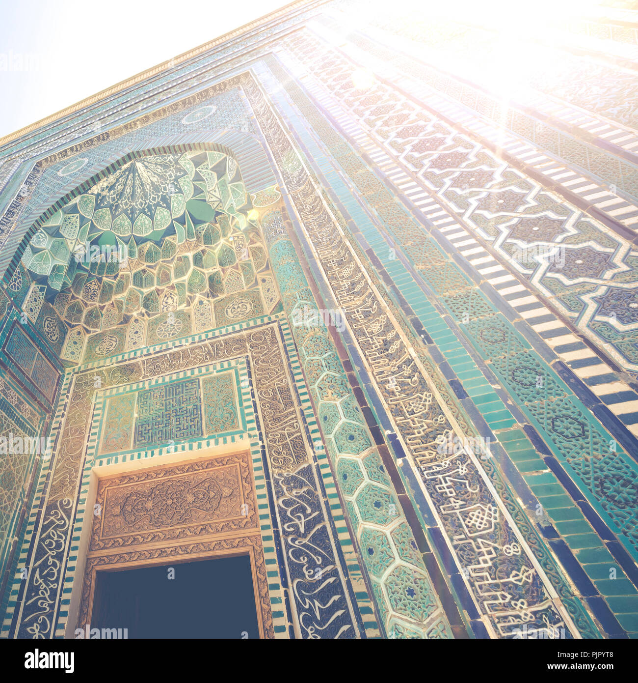 Détail de la façade du cimetière Saint historique de Shahi Zinda à Samarkand, Ouzbékistan. Banque D'Images