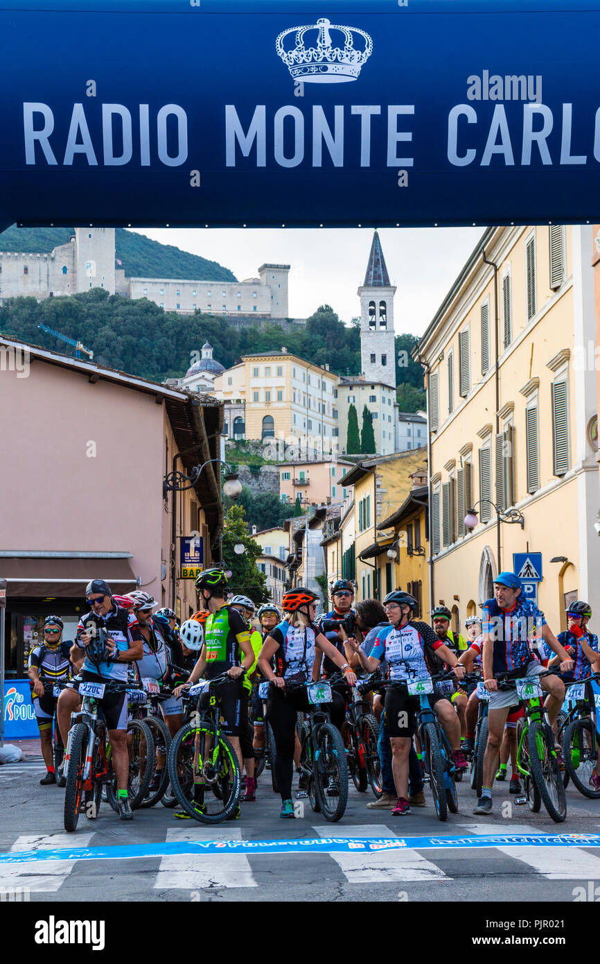SPOLETO, Italie - Septembre 2018 : Les athlètes en attente de partir pour l'édition 2018 d'SpoletoNorcia en VTT. Banque D'Images