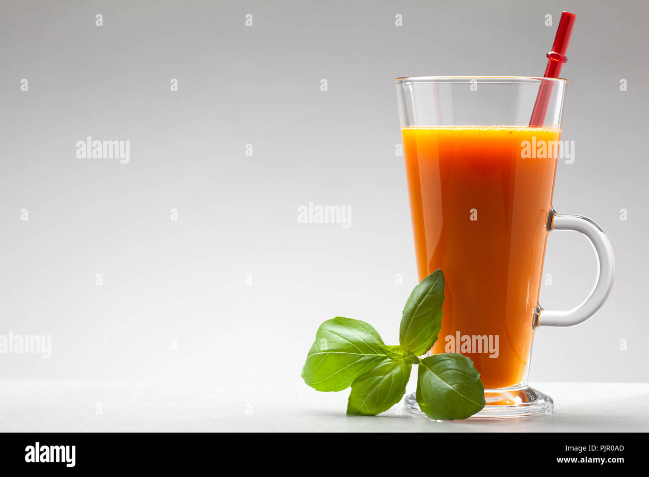 La carotte ou le jus d'orange dans le verre sur fond blanc avec un espace blanc pour le texte Banque D'Images