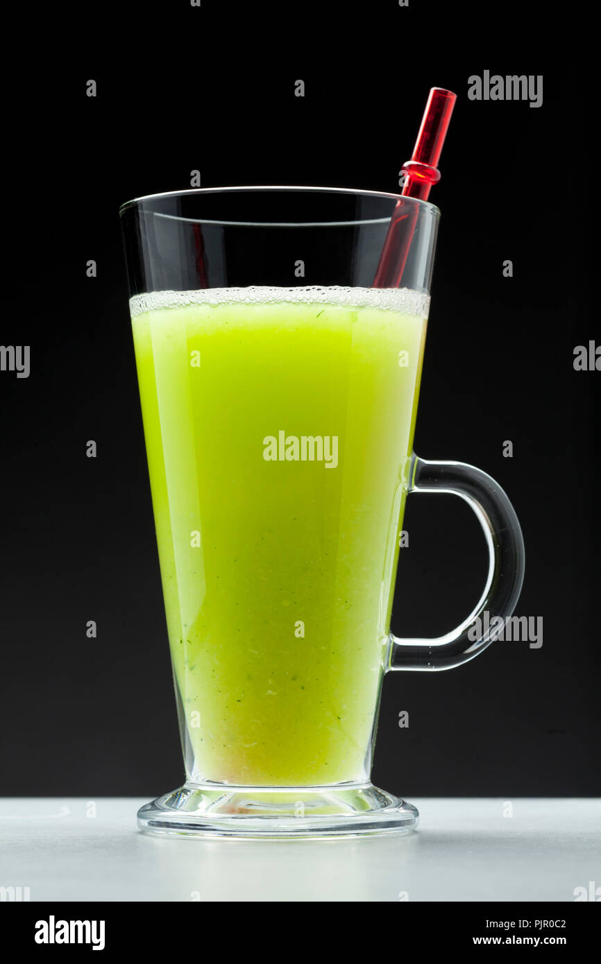 Légume vert ou de fruits, un verre de jus frais sur fond noir Banque D'Images