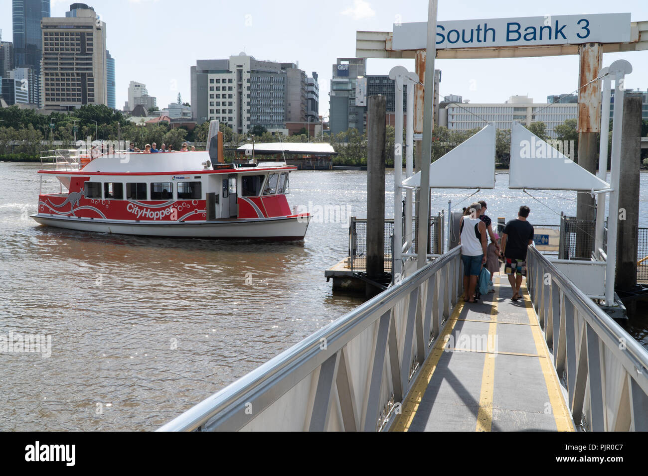 Une ville Hopper ferry part pour la Rive Sud 3 jetée sur la rivière Brisbane Banque D'Images