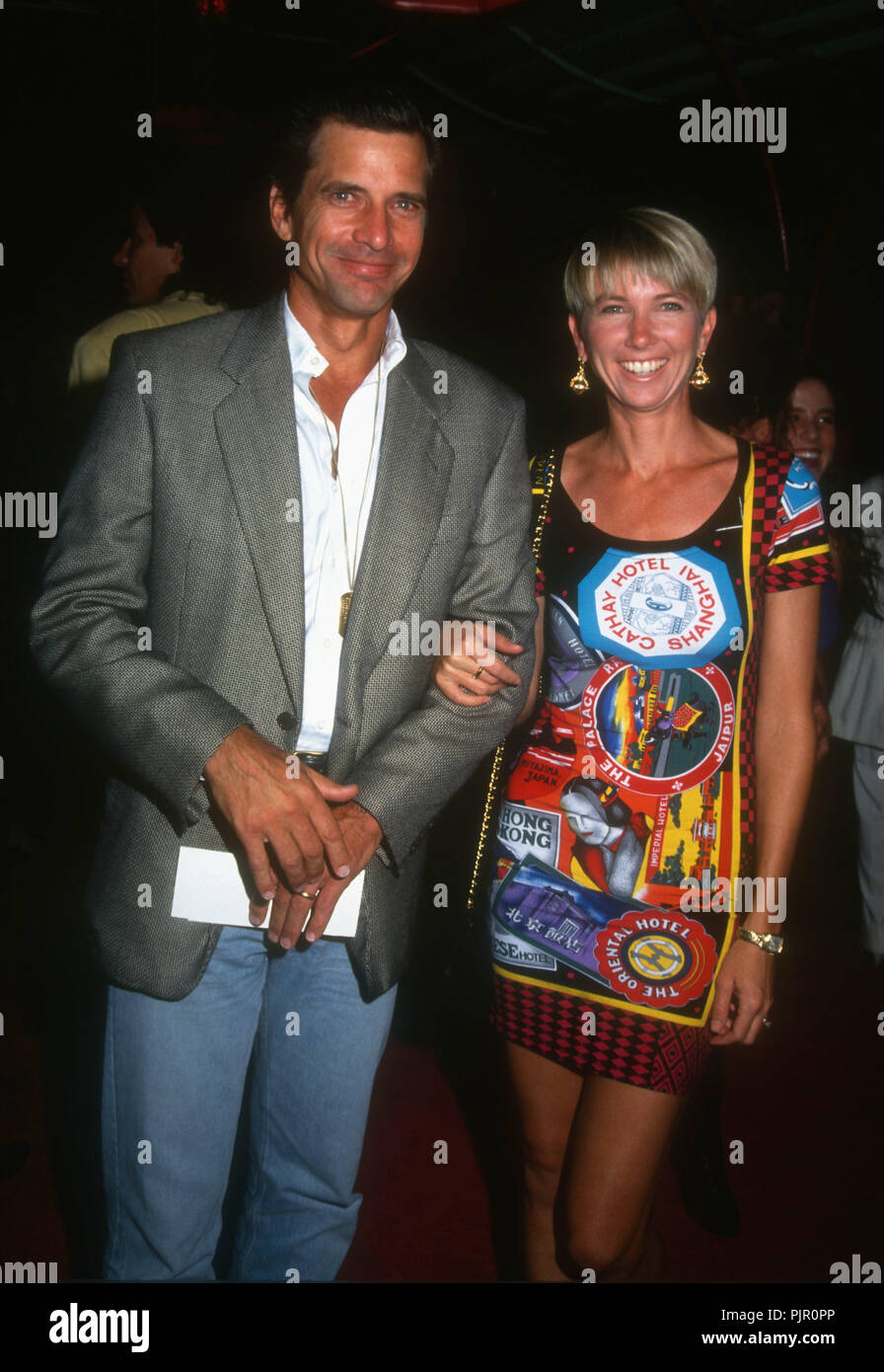 HOLLYWOOD, CA - le 22 septembre : (L-R) Dirk Benedict acteur et actrice épouse Toni Hudson assister à la 'Mr. Samedi soir' Hollywood Premiere le 22 septembre 1992 lors du Mann's Chinese Theatre à Hollywood, Californie. Photo de Barry King/Alamy Stock Photo Banque D'Images