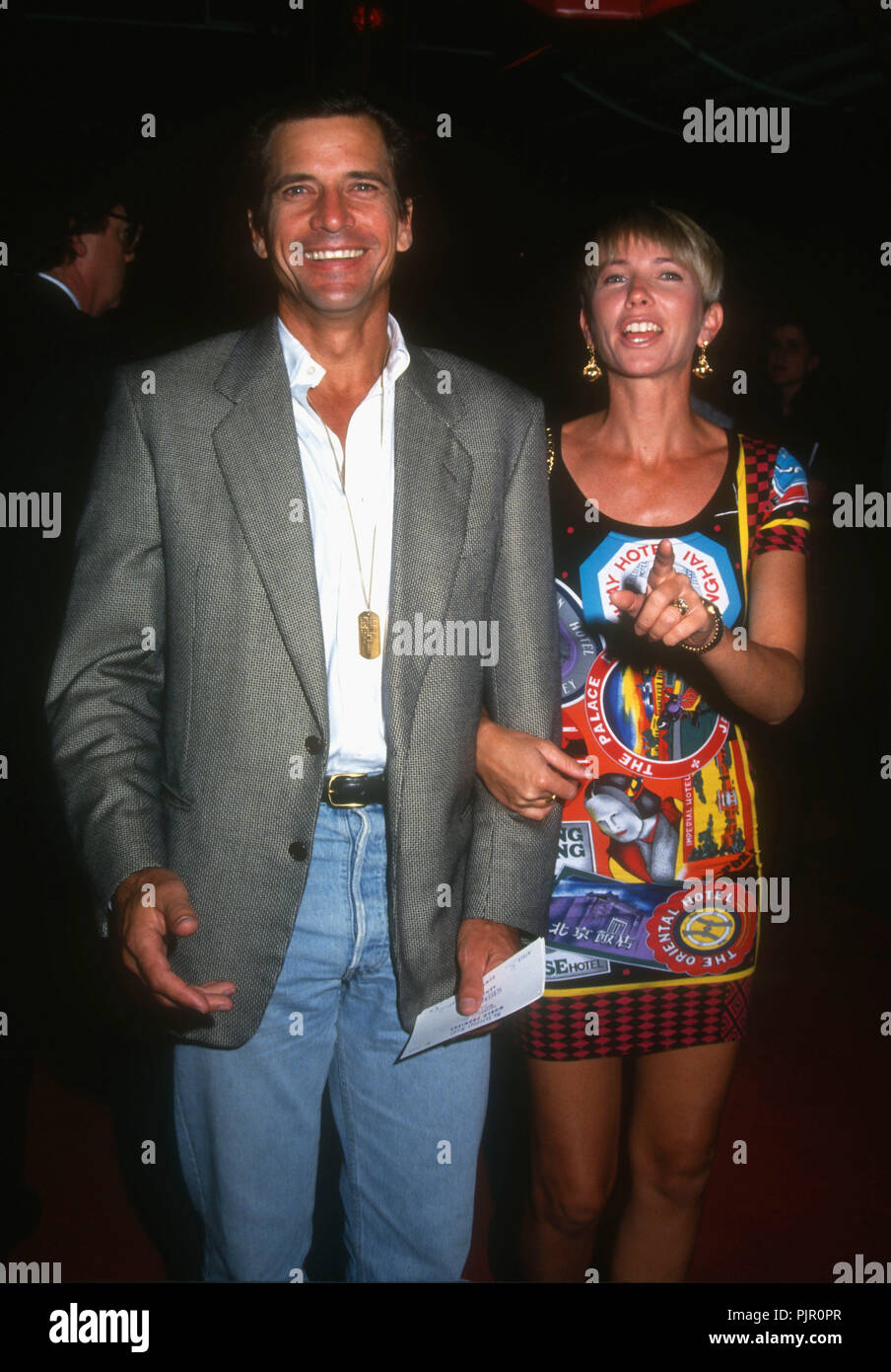 HOLLYWOOD, CA - le 22 septembre : (L-R) Dirk Benedict acteur et actrice épouse Toni Hudson assister à la 'Mr. Samedi soir' Hollywood Premiere le 22 septembre 1992 lors du Mann's Chinese Theatre à Hollywood, Californie. Photo de Barry King/Alamy Stock Photo Banque D'Images