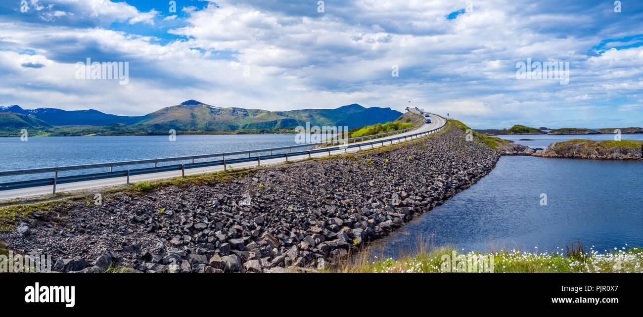 La Norvège Océan Atlantique route ou la route de l'Atlantique (Atlanterhavsveien) été décerné le titre de "Norwegian Construction du siècle'. La route classi Banque D'Images