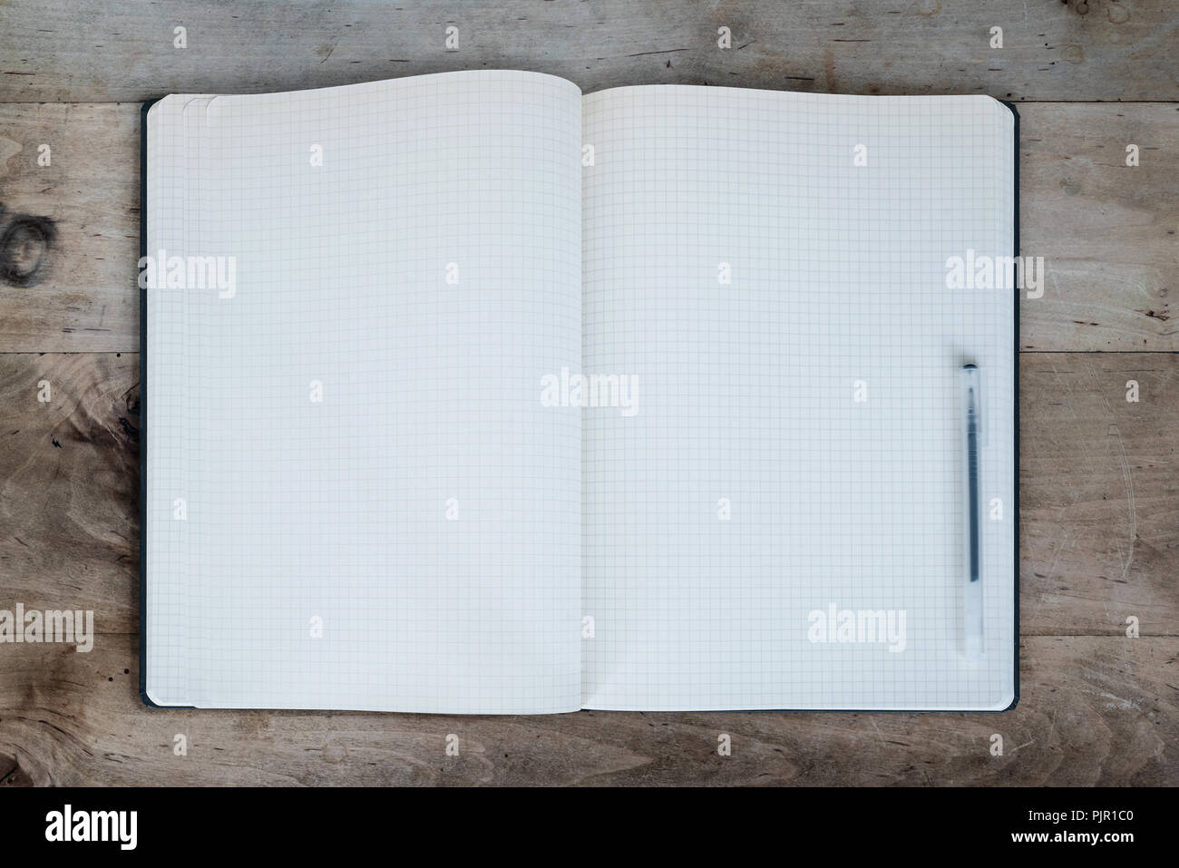 Pages blanches d'ouvrir le bloc-notes de journal ou sur une table en bois rustique Banque D'Images