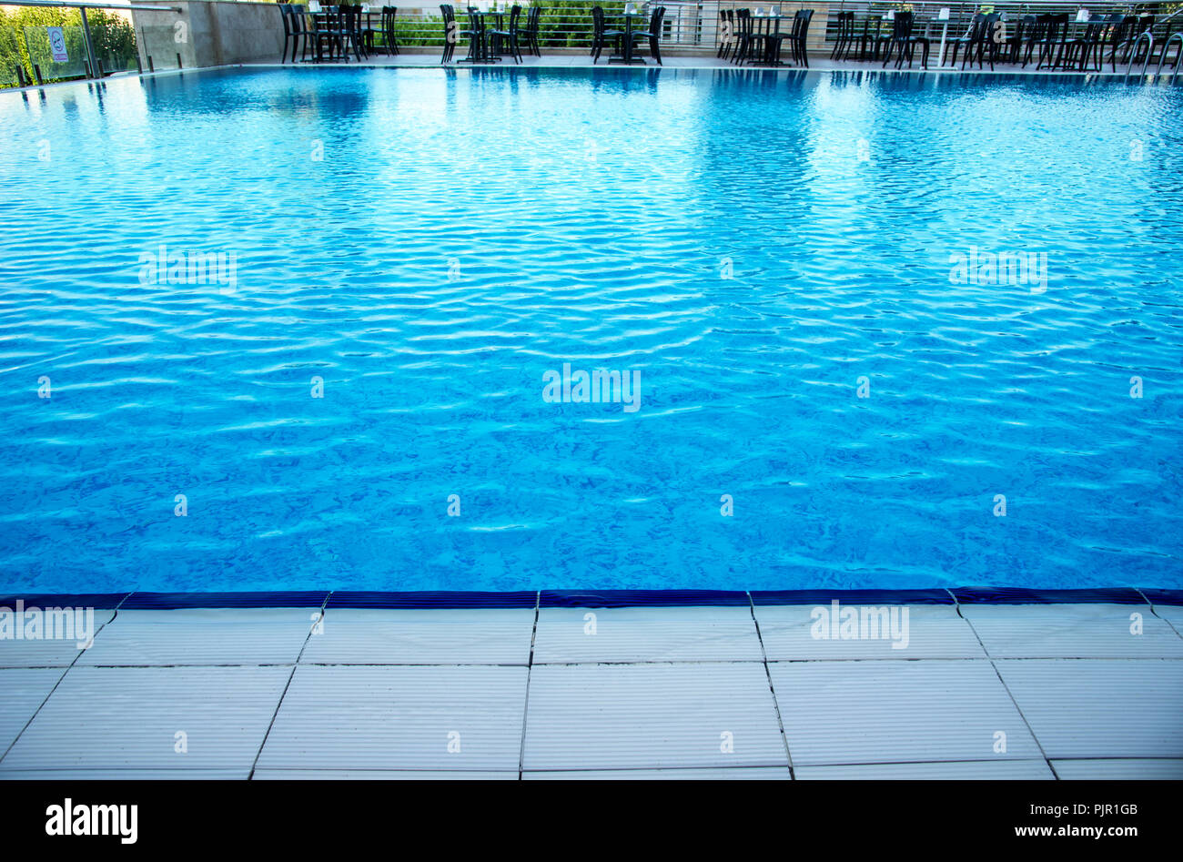 Chaises et tables à côté d'une piscine. Concept de vacances de luxe Banque D'Images