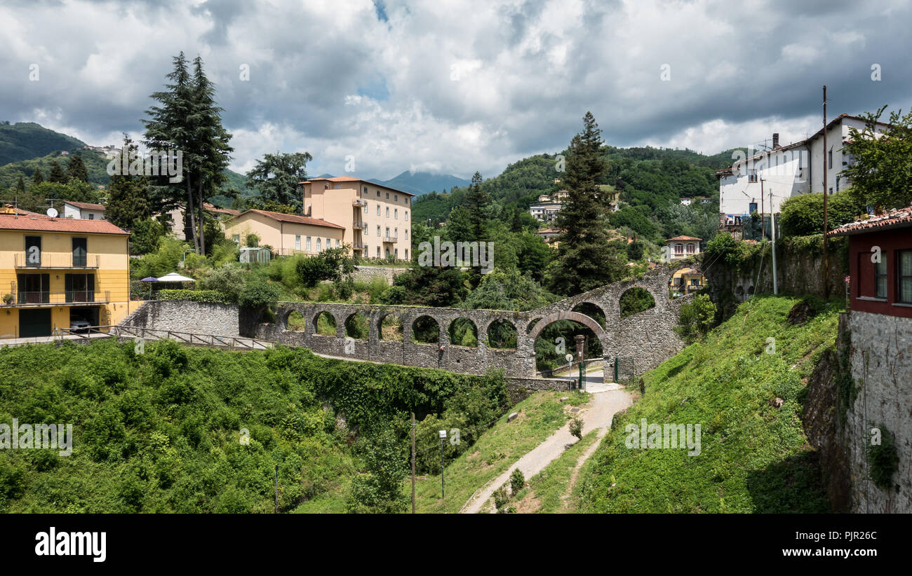 Aqueduc médiéval, Barga, Toscane, Italie Banque D'Images