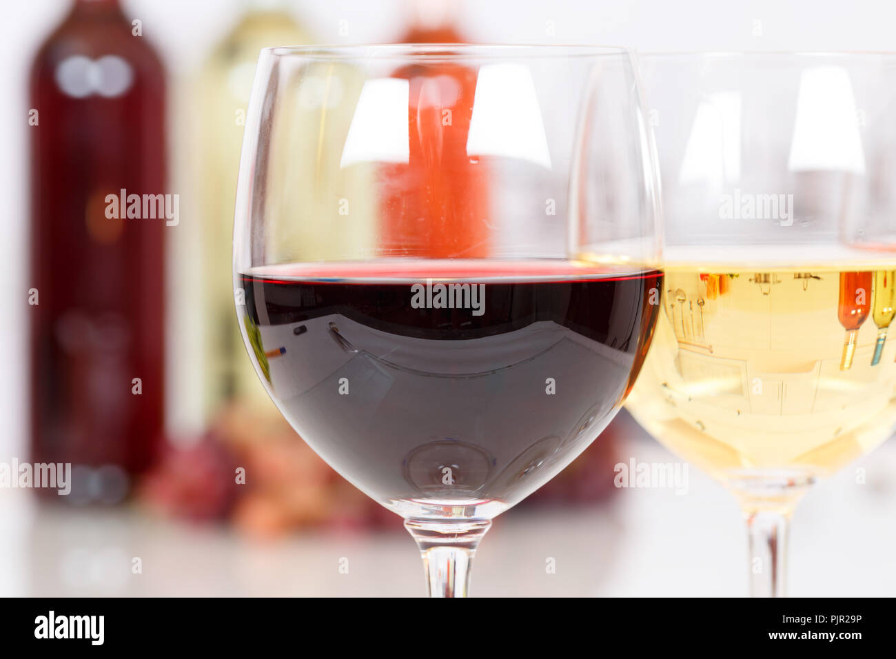 Vin rouge dans une bouteille en verre boire de l'alcool Banque D'Images