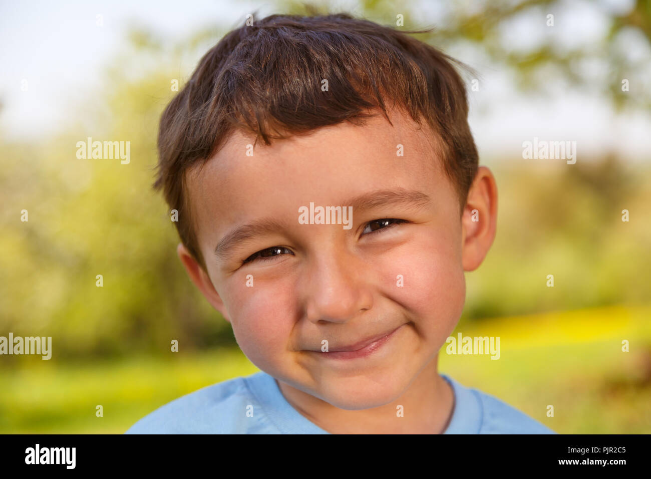 Enfant petit garçon face à l'extérieur à l'extérieur extérieur portrait nature printemps Banque D'Images