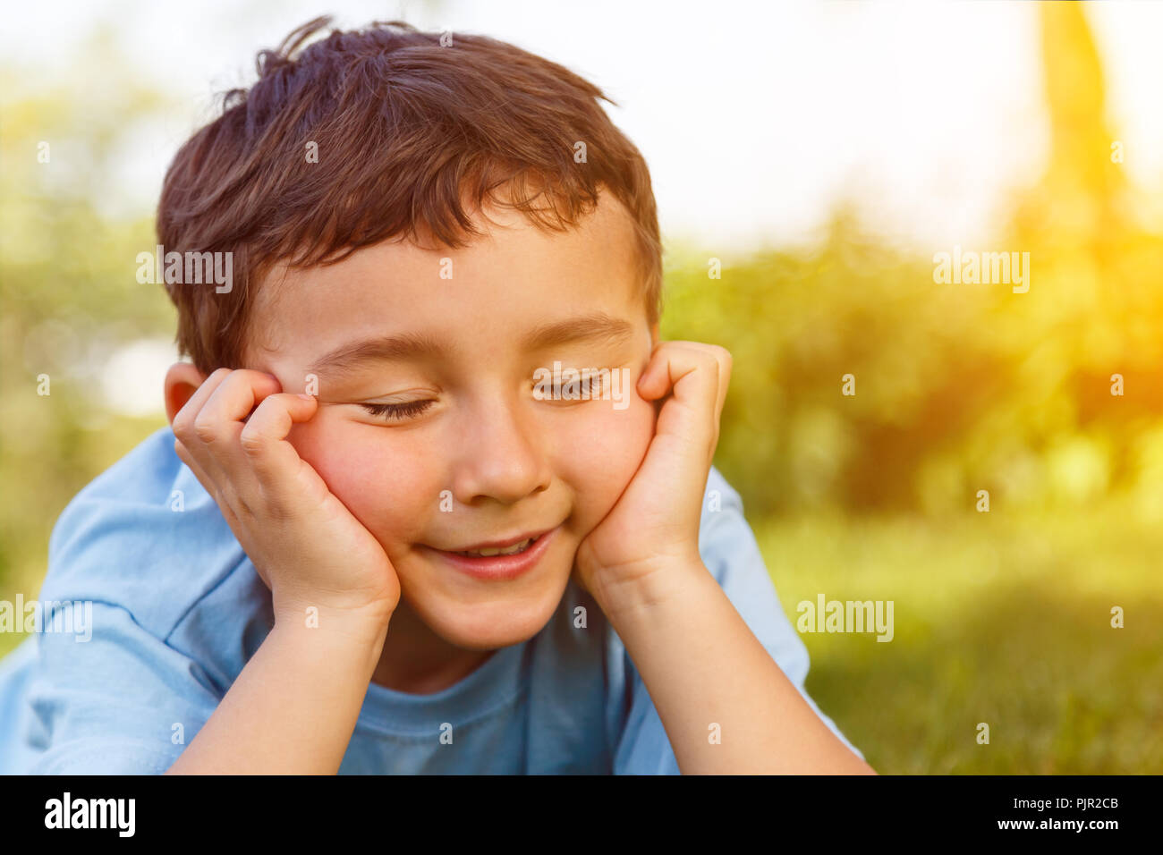 Enfant petit garçon rêver rêver penser piscine copyspace copie espace en plein air à l'extérieur de la nature Banque D'Images