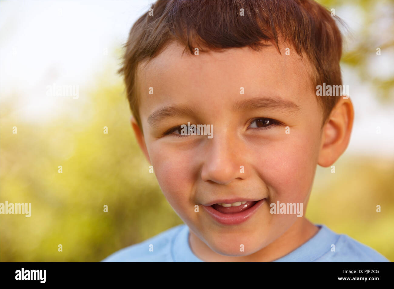 Enfant petit garçon portrait visage souriant en plein air à l'extérieur extérieur nature printemps Banque D'Images