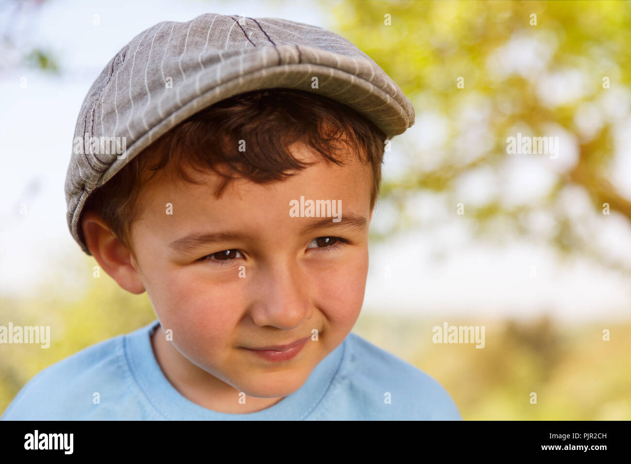 Enfant petit garçon portrait outdoor copyspace à sur le côté à l'aide de la nature Banque D'Images