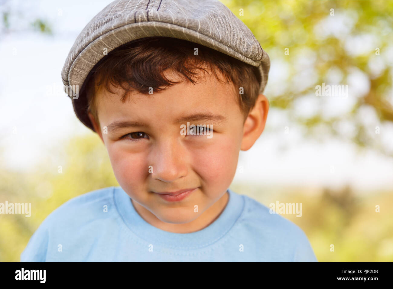 Portrait d'un enfant petit garçon avec la piscine en plein air face à l'extérieur de la nature Banque D'Images