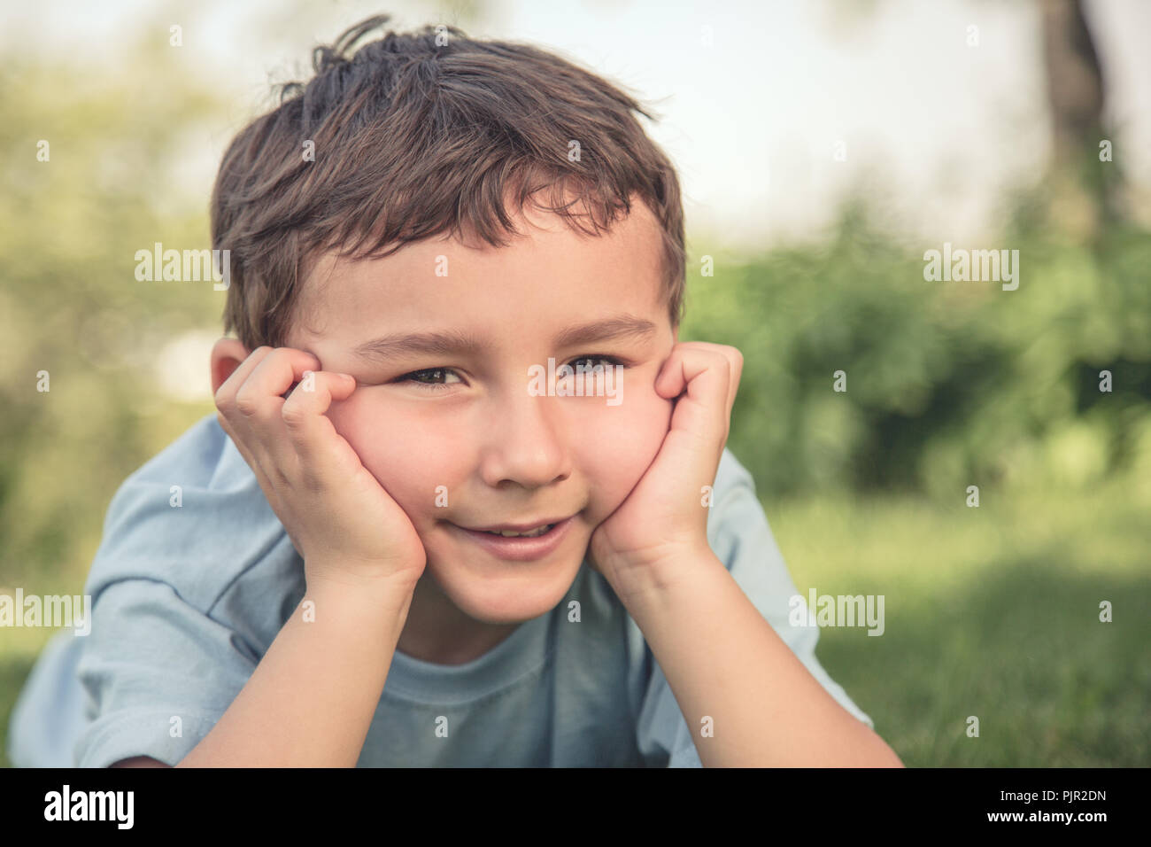 Enfant petit garçon pense à la piscine de style rétro en plein air à l'extérieur de l'espace de copie copyspace nature Banque D'Images
