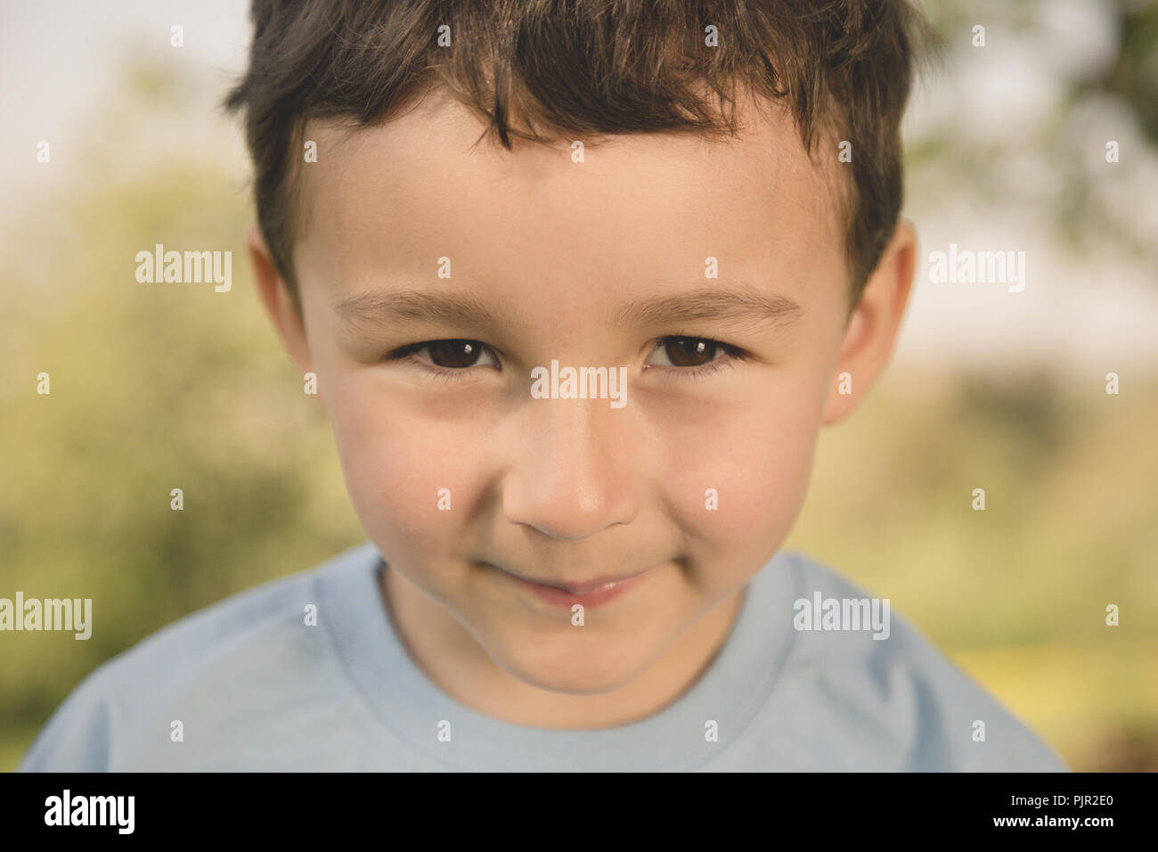 Enfant petit garçon portrait visage plein air plein air nature extérieur style rétro Banque D'Images