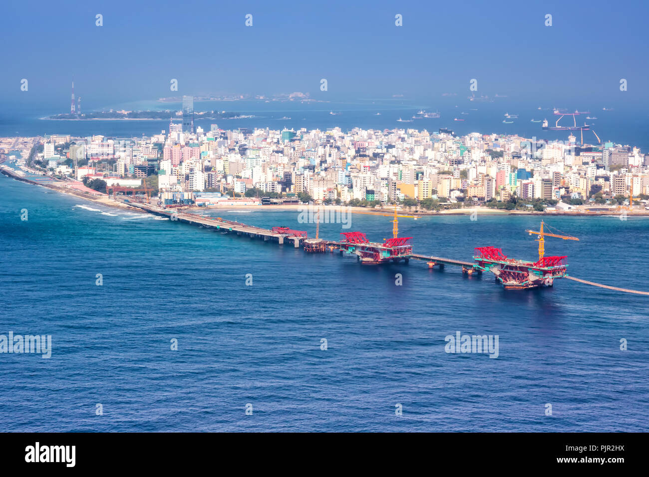 Male Maldives capitale pont de la mer à l'île de l'océan photo aérienne Banque D'Images