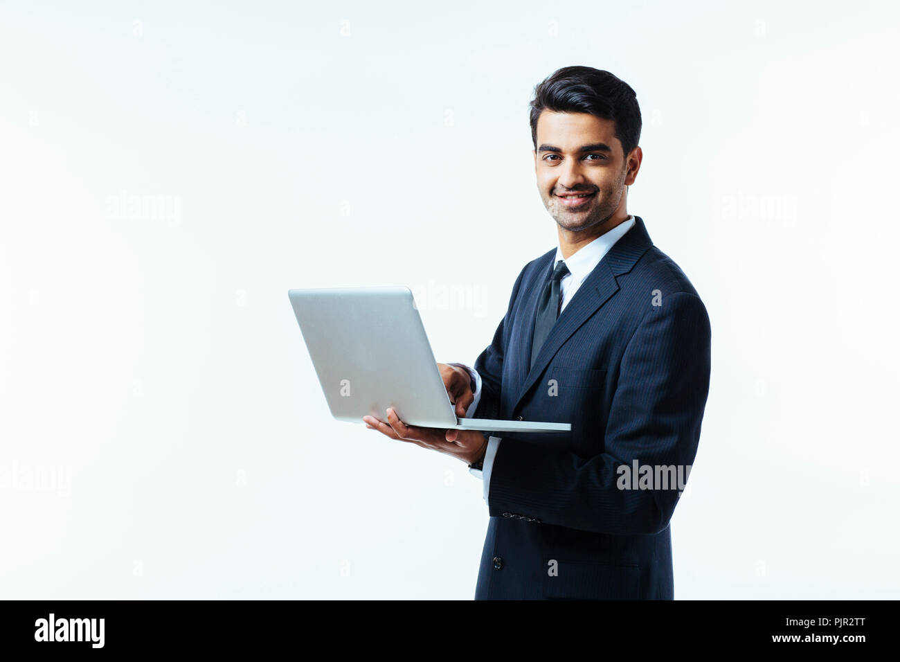 Portrait d'un certain jeune homme costume d'affaires entrepreneur holding smiling at camera, isolé sur fond blanc Banque D'Images