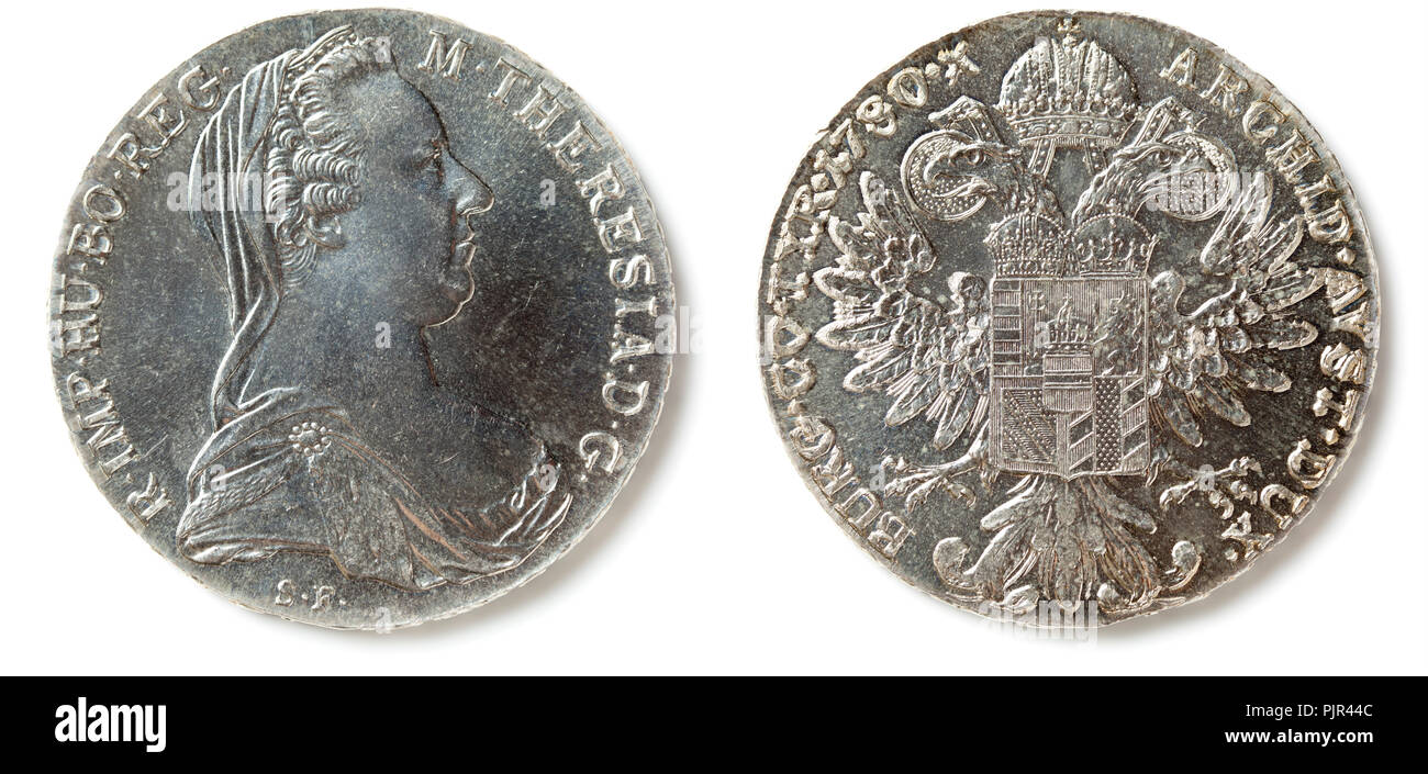 Avant et l'arrière d'un Maria Theresa Thaler (Maria Theresia Taler) coin, isolé sur blanc. La Médaille est faite depuis 1741 principalement en Autriche. Banque D'Images