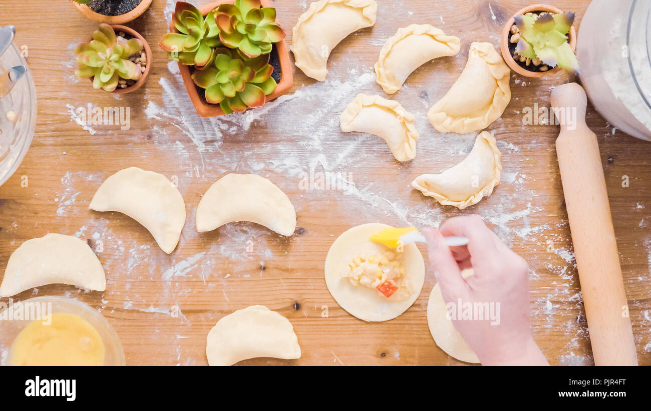 Étape par étape. Faire des empanadas avec différentes garnitures. Banque D'Images