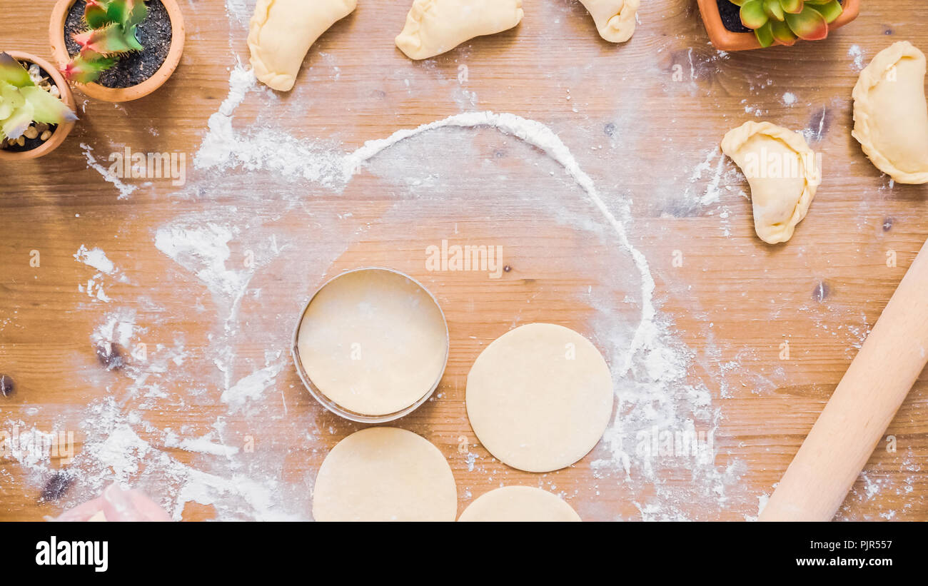 Étape par étape. Faire des empanadas avec différentes garnitures. Banque D'Images
