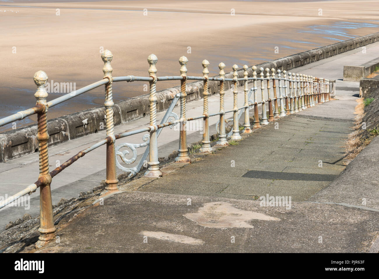 Vue d'été tranquille sur la promenade de la station balnéaire de Blackpool Lancashire, Angleterre, Royaume-Uni en juin avec peu de gens. Banque D'Images