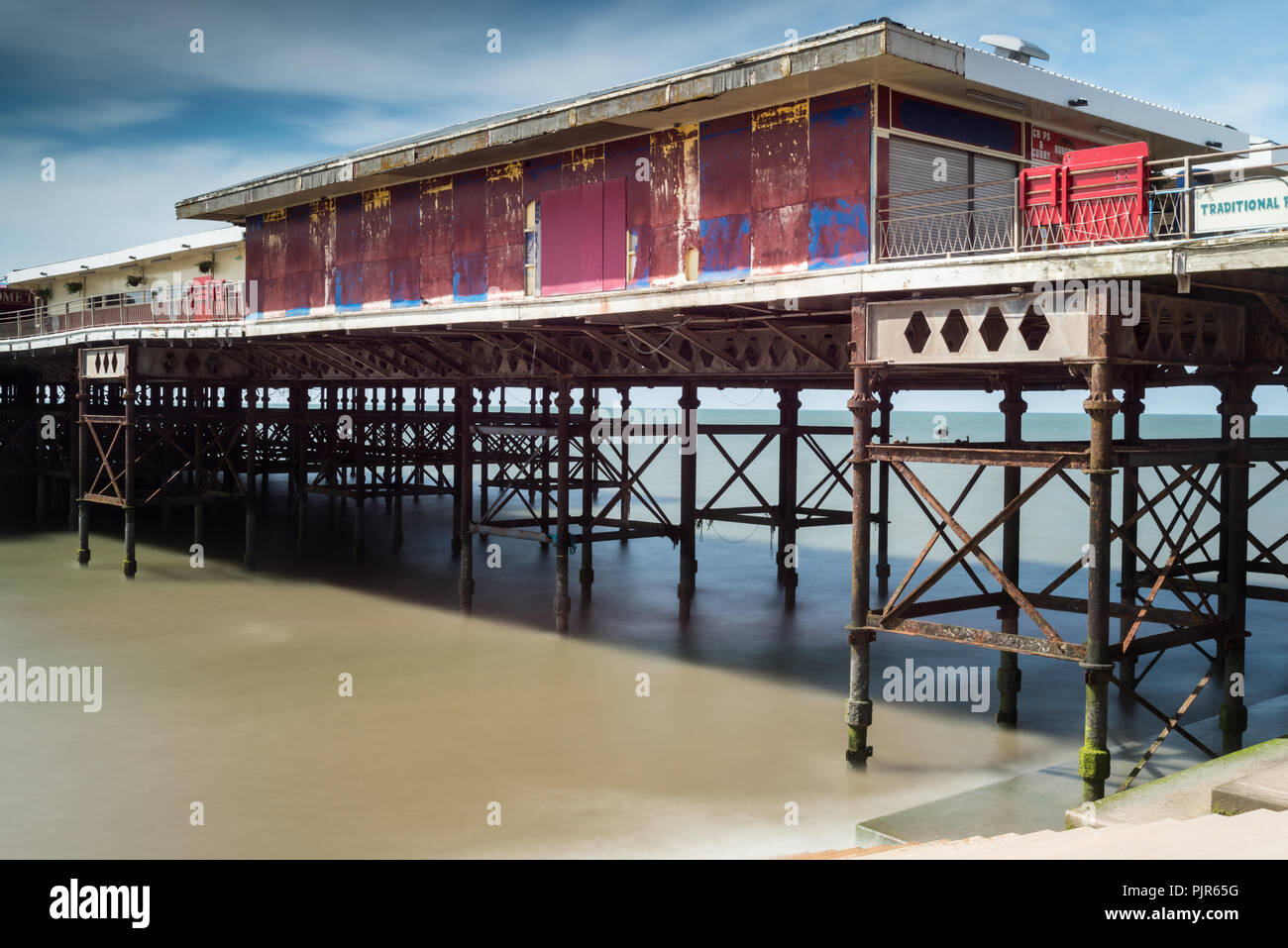 Vue d'été tranquille sur la promenade de la station balnéaire de Blackpool Lancashire, Angleterre, Royaume-Uni en juin avec peu de gens. Banque D'Images