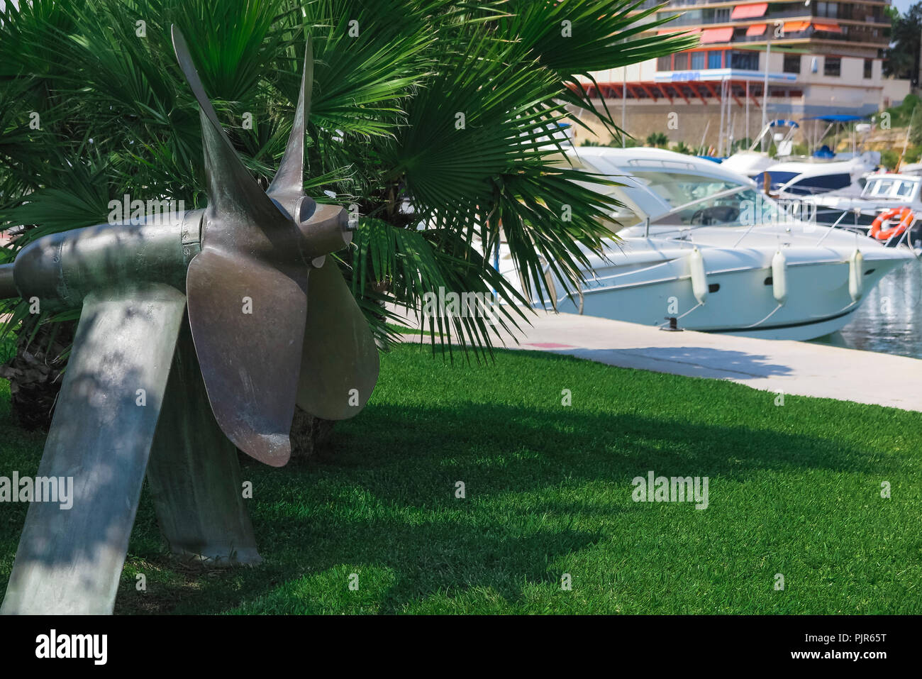 Vue horizontale sur le premier plan d'un bateau, à l'hélice dans le jardin d'un port de pêche Banque D'Images