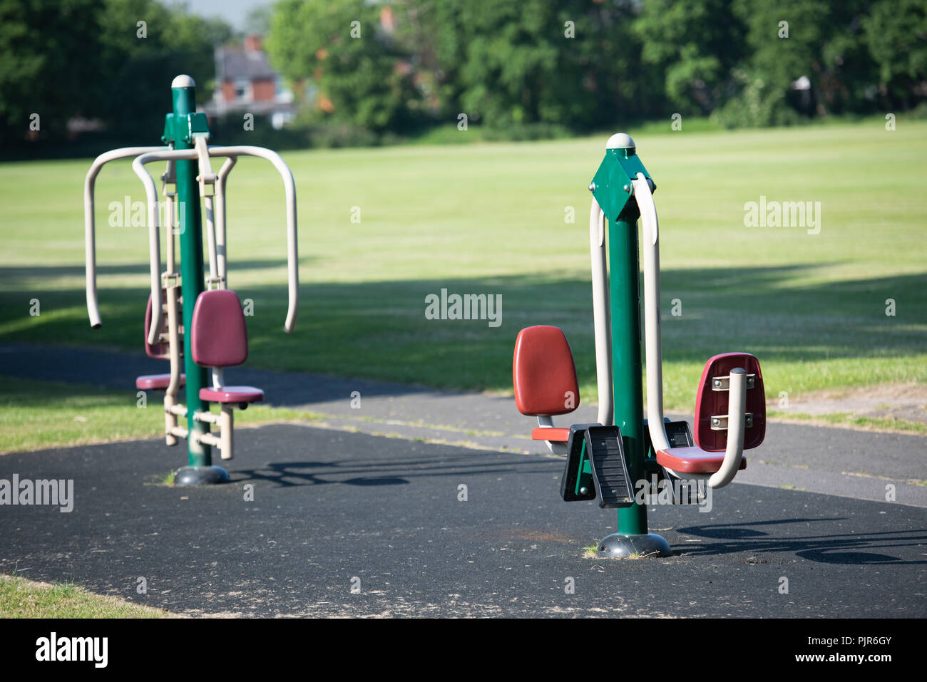 Équipements d'entraînement en plein air dans un parc public. Banque D'Images
