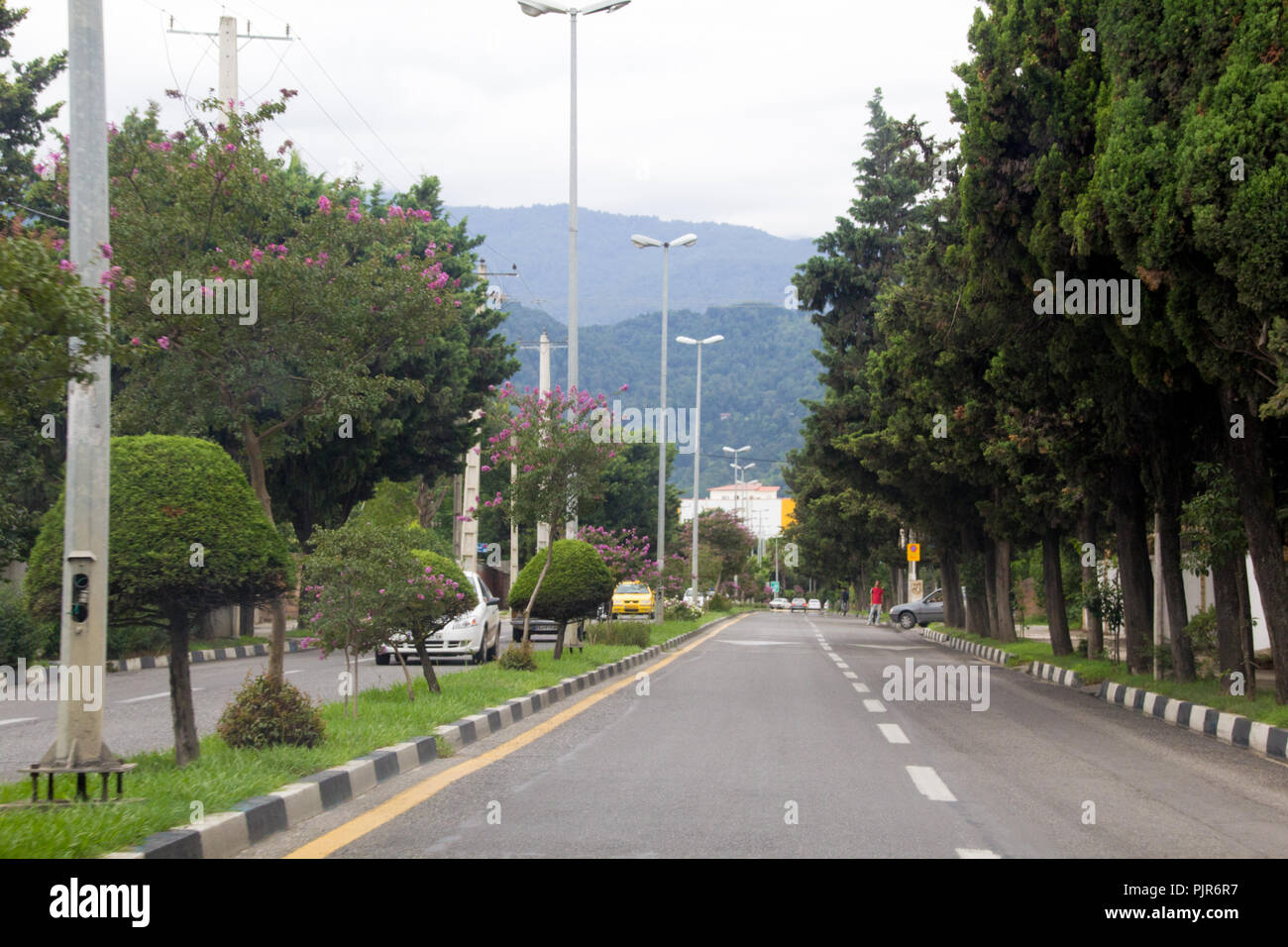 Photo pour la ville de Ramsar en République islamique d'Iran, qui montrent de nombreux cours et des voitures et des montagnes et des arbres. Banque D'Images